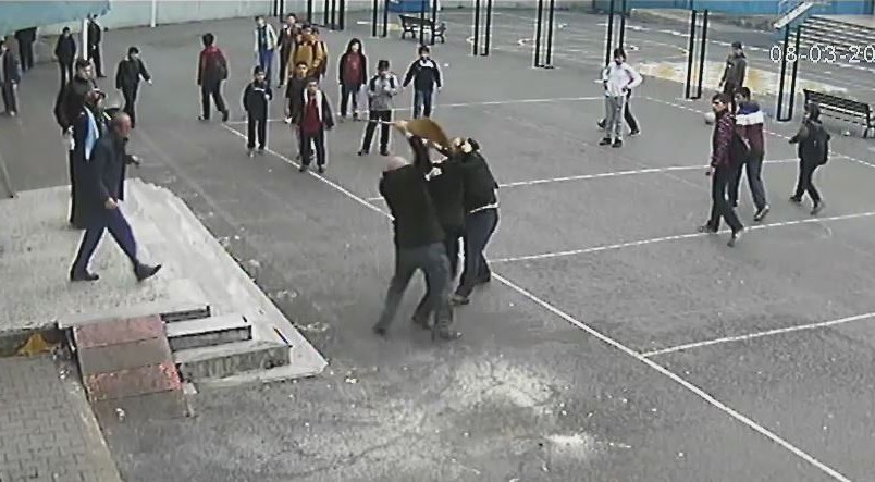 Öğrenci velisi öğretmene böyle saldırıdı!