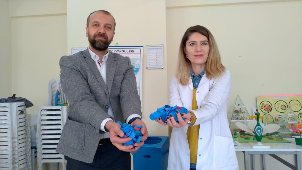 Öğrenciler 30 bin plastik şişe ve 9 bin atık pil topladı 