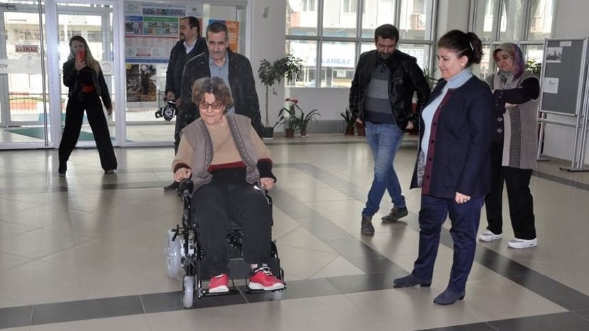 Emekli öğretmene anlamlı hediye!