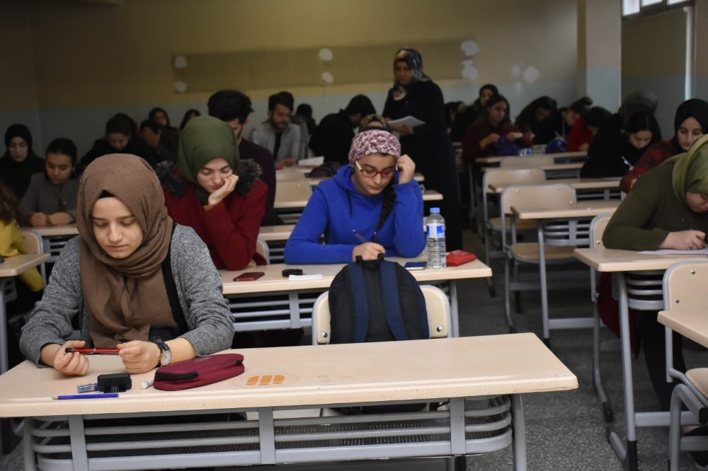 Öğrenciler, “Altın ödüllü Bursluluk Sınavı”nda ter döktü 