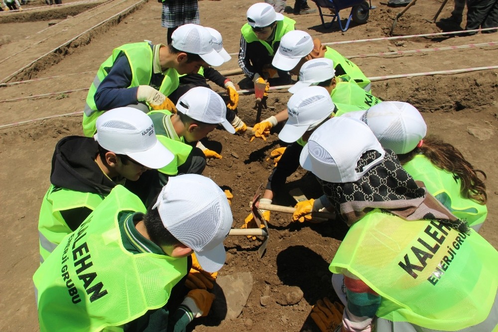 Öğrenciler, arkeolojik kazıya katıldı 