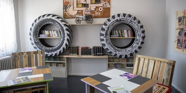 Öğrenciler atık malzemelerden kütüphane kurdu