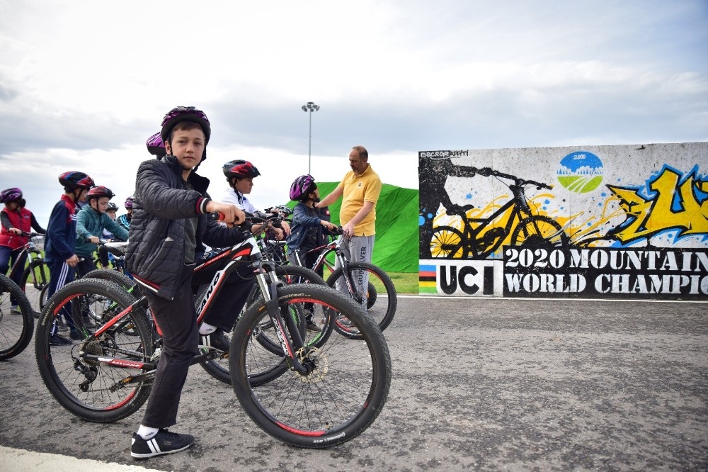 Öğrenciler Ayçiçek Vadisi’nde pedal çevirdi 