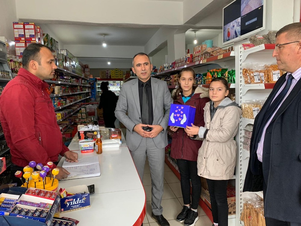 Öğrenciler bakkalın veresiye defterini satın aldı 