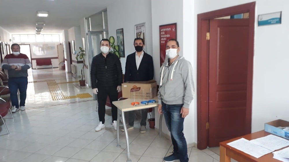 Öğrenciler biriktirdikleri para ile sağlık çalışanlarına siperlik aldı 