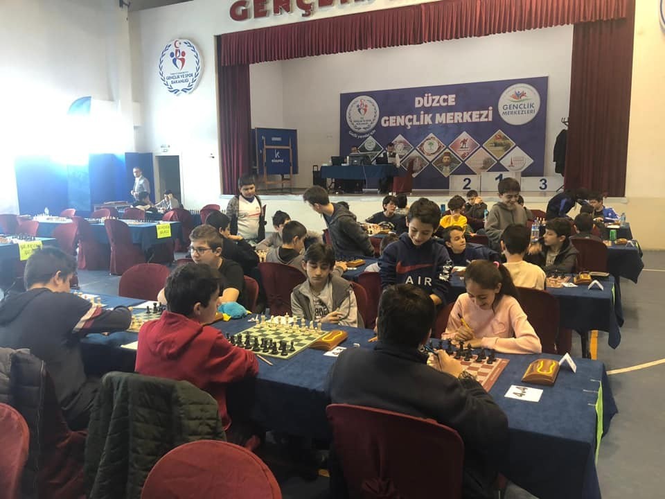 Öğrenciler birinci olmak için kıyasıya mücadele etti