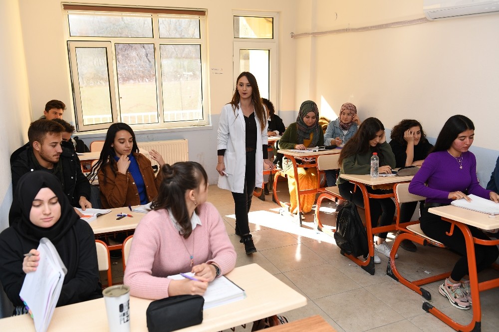 Öğrenciler, Büyükşehir Belediyesinin kurslarıyla üniversiteye hazırlanıyor 
