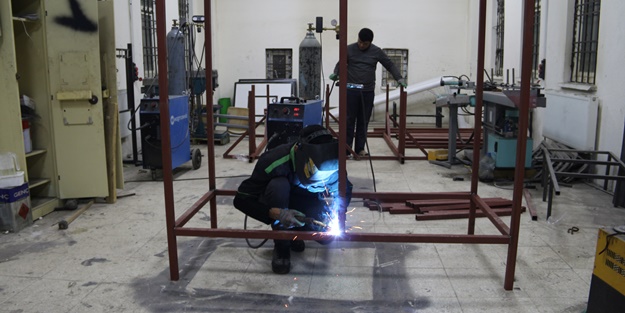 Öğrenciler depremzedeler için üretti