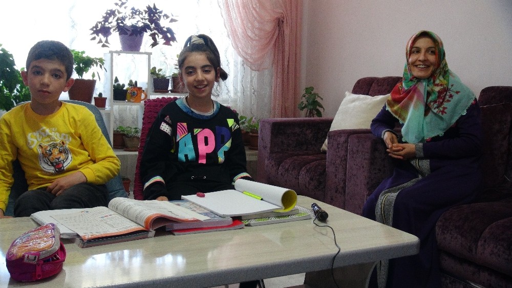 Öğrenciler ders başı yapıp, “Evden çıkmayın” mesajı verdi 