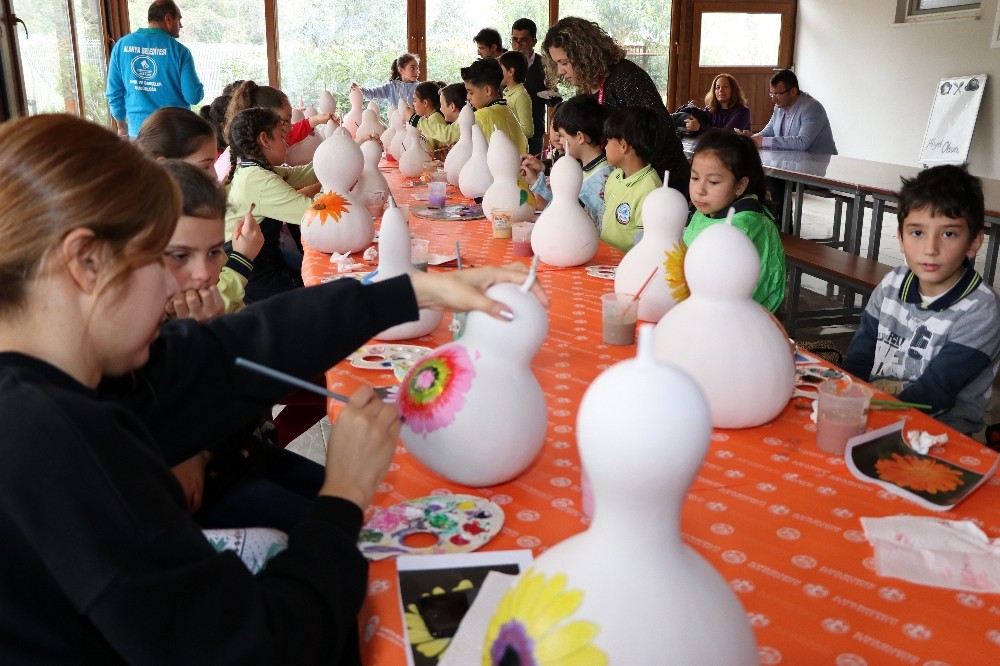 Öğrenciler doğa temalı su kabağı boyadı 
