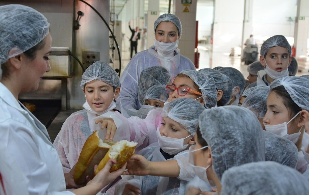 Öğrenciler ekmek fabrikasını gezdi 