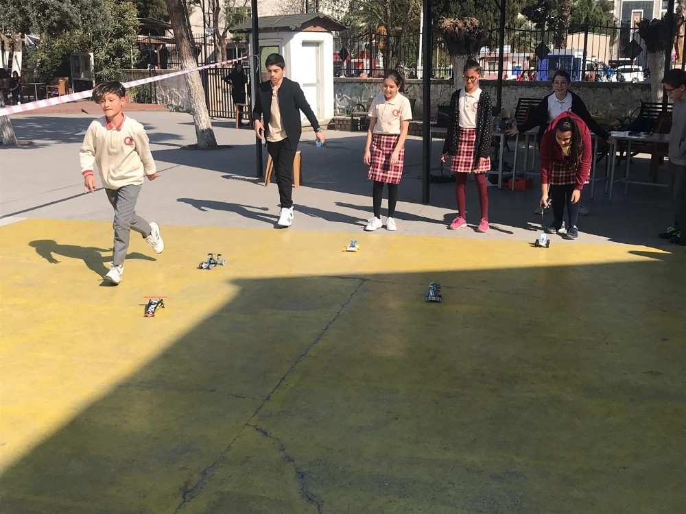 Öğrenciler enerji dönüşümlü arabalarını yarıştırdı 