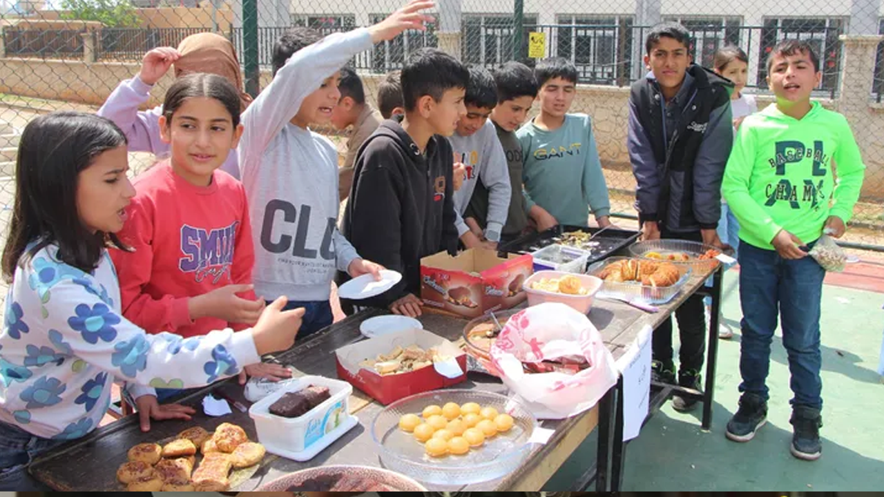Öğrenciler Gazze yararına kermes düzenledi