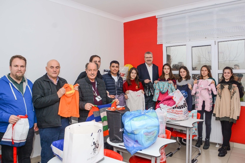 Öğrenciler giymedikleri kıyafetleri ihtiyaç sahiplerine ulaştırdı 