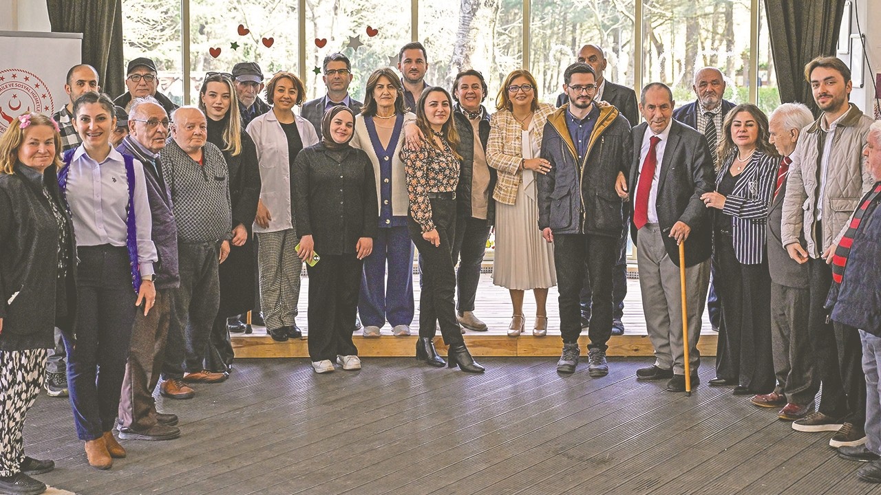 Öğrenciler huzurevi sakinlerine yaren oldu