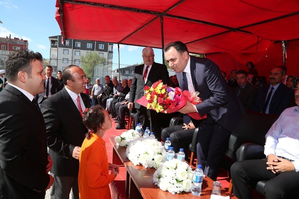 Öğrenciler için ders zili çaldı 