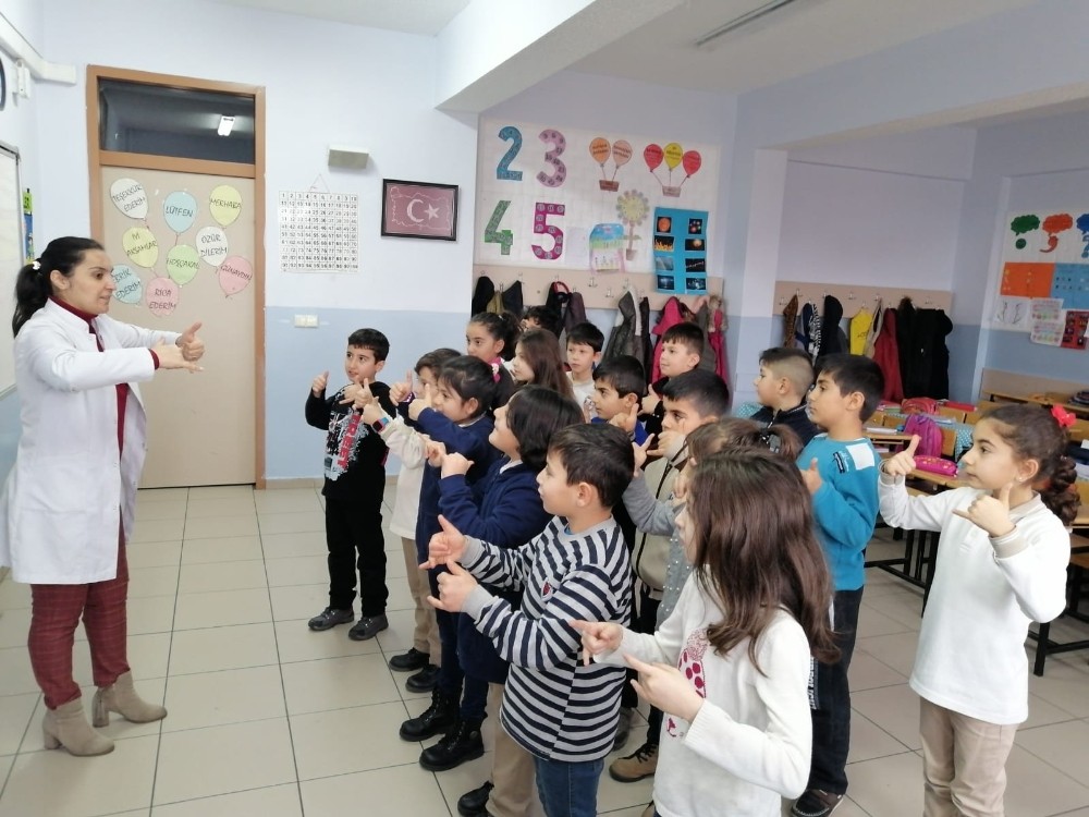 Öğrenciler işaret dili ile şarkı söylüyorlar 