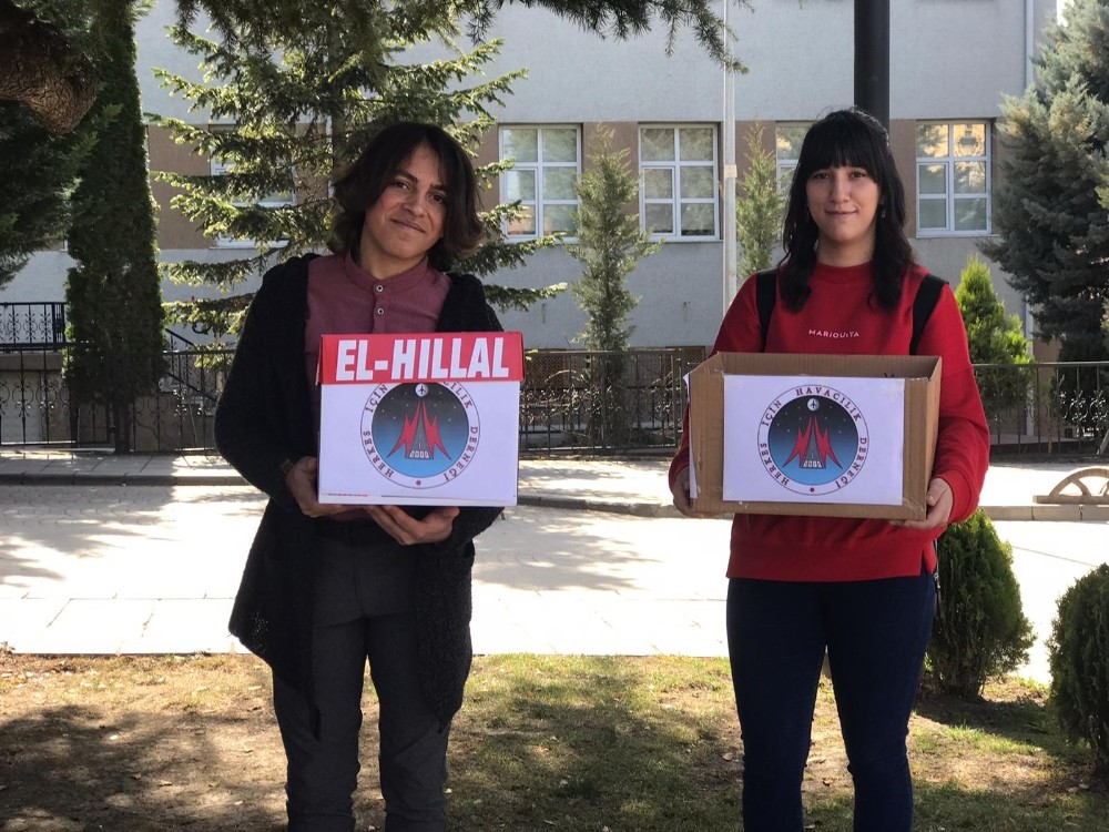 Öğrenciler, Kadınlar Günü’nde kadınlara pembe uçak dağıttı 