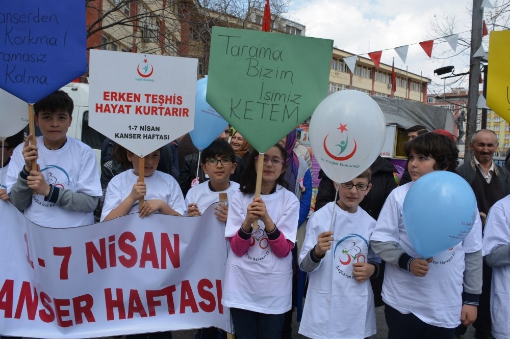 Öğrenciler kanser için erken teşhisin önemine dikkat çekti 