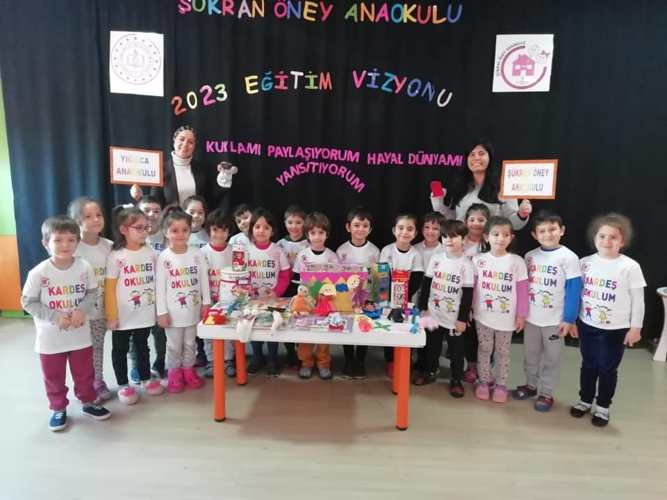 Öğrenciler, kardeşlerine hazırladıkları hediyeyi verdi 