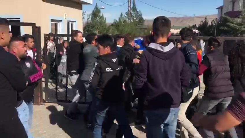 Öğrenciler kavga etti, polis ayırmakta güçlük çekti 