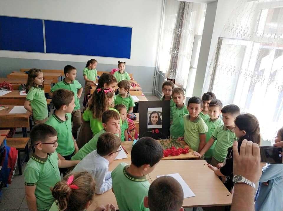 Öğrenciler, kazada ölen arkadaşlarını unutmadı 