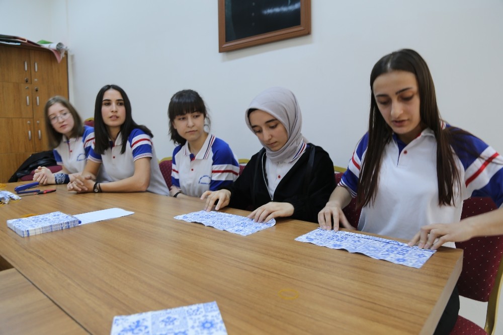 Öğrenciler Korona virüsüne karşı kendi maskelerini yaptı 
