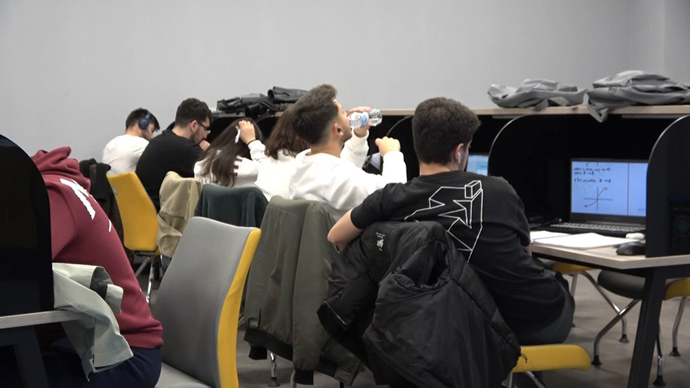 Öğrenciler kütüphanede sabahladı! "Burayı evimiz gibi hissediyoruz"