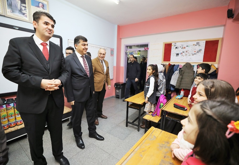 Öğrenciler merakla bekledikleri karnelerini aldılar 