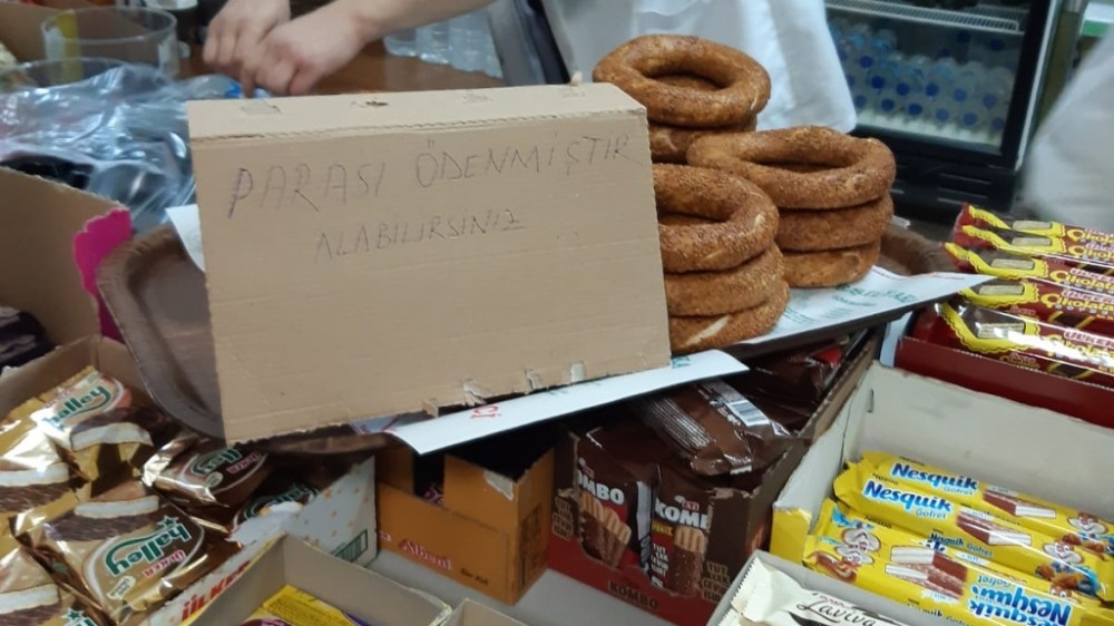 Öğrenciler okul kantininde ‘askıda simit’ uygulaması başlattı 