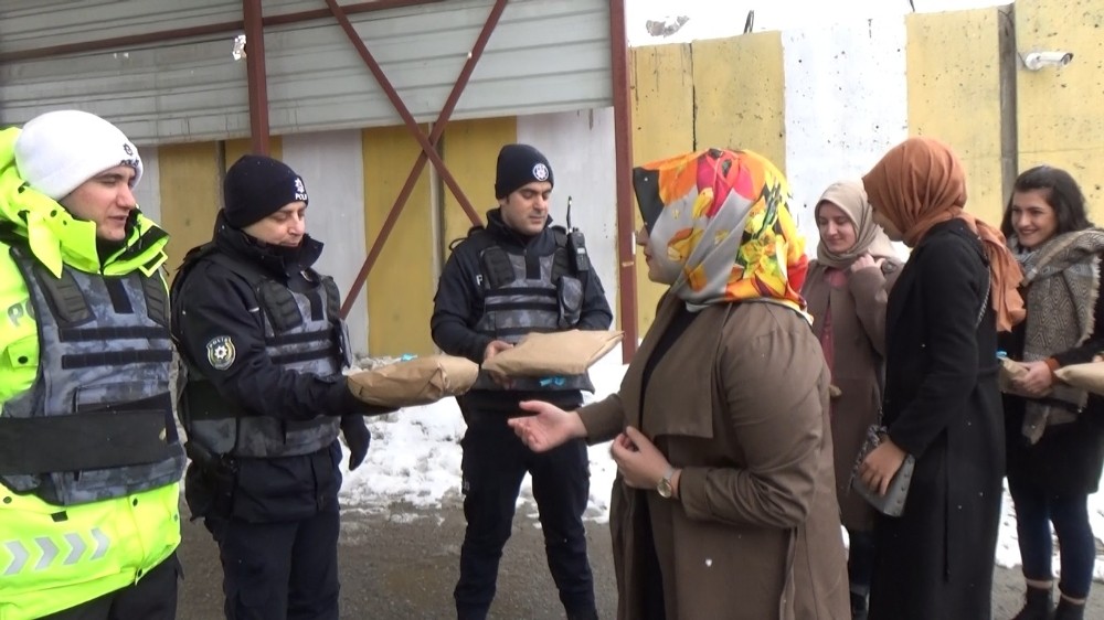 Öğrenciler ördükleri atkı ve bereleri güvenlik güçleri ve öğrencilere dağıttı 