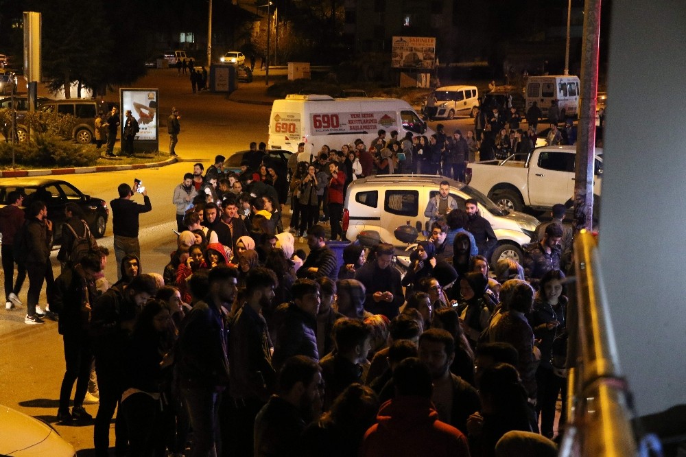 Öğrenciler otobüs firmalarına akın etti 