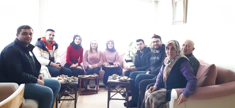 Öğrenciler şehit ailelerini unutmadı 