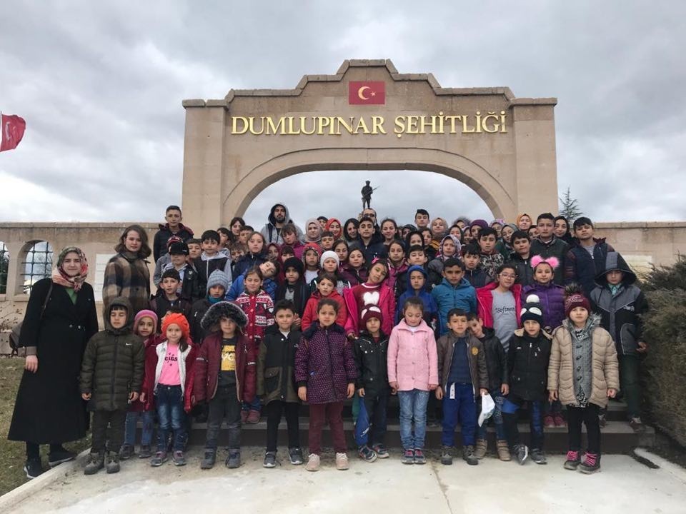 Öğrenciler şehitlikleri ziyaret etti 