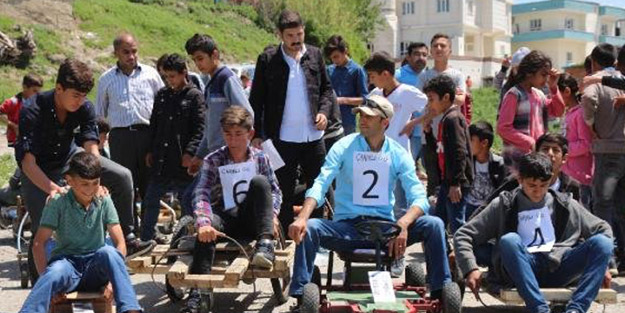 Öğrenciler tahtadan yaptı! 'Çarıklı Formula' yoğun ilgi gördü