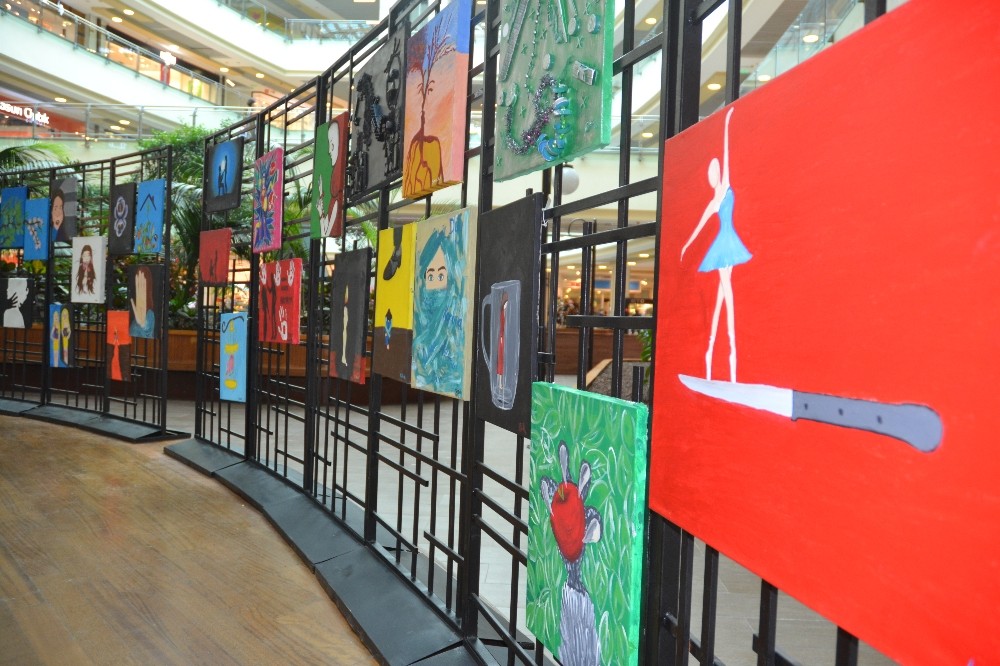 Öğrenciler tanık olduğu kadına şiddet olaylarını resmedip sergi açtı 