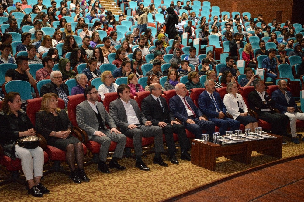 Öğrenciler tasarladı, mankenler giydi 