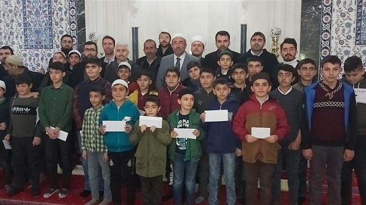 Öğrenciler tatillerini camide değerlendirdi 