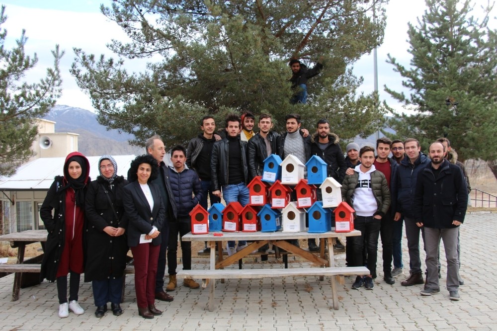 Öğrenciler ‘Uçan misafirlerimiz üşümesin’ diye ağaçlara yuva astılar 