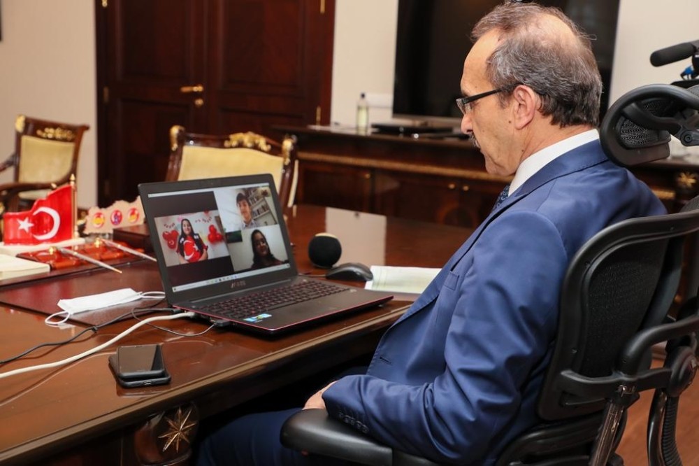 Öğrenciler Vali’ye Skype’ten şiir okudu 