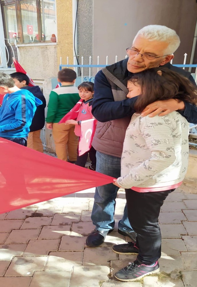 Öğrenciler ‘vatan’ derslerini şehit evinin önünde işledi 