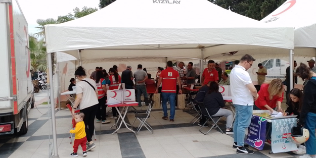 Öğrenciler velilerini ikna etti kan bağışına yoğun ilgi oldu