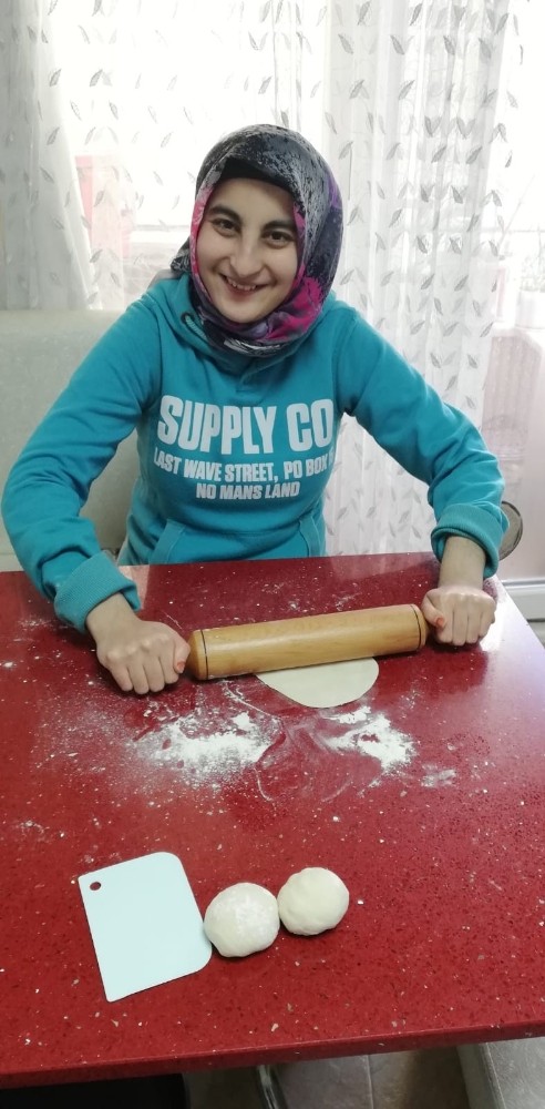 Öğrenciler videolu eğitimle evde kendi ekmeklerini yaptı 