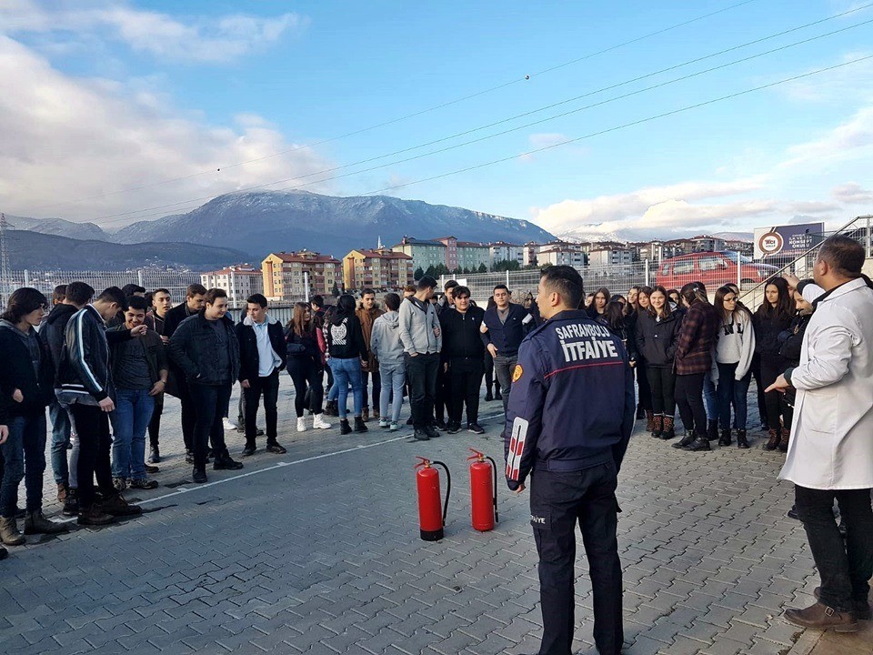 Öğrenciler yangın söndürmeyi öğrendi 