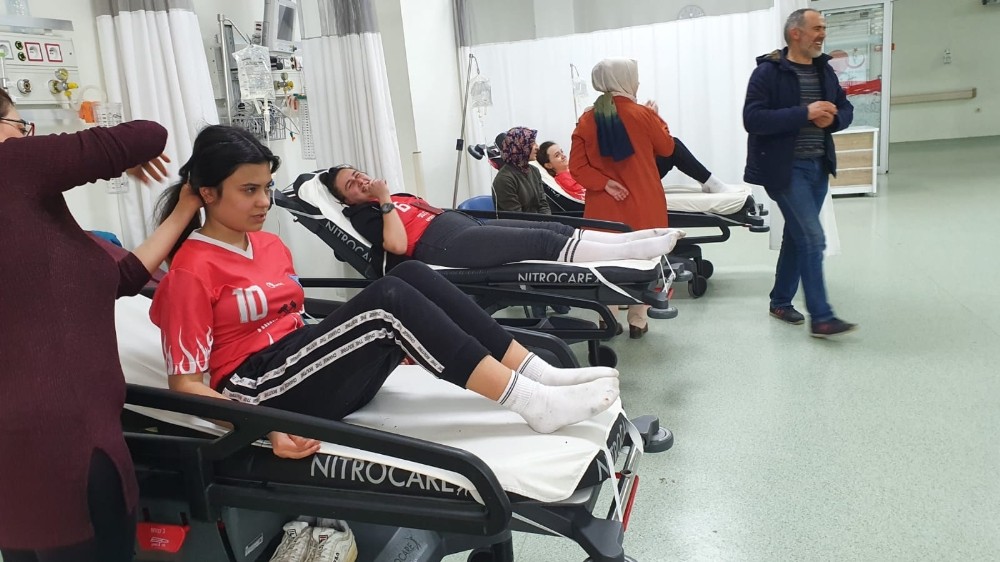 Öğrenciler yedikleri çiğ köfteden zehirlendi 
