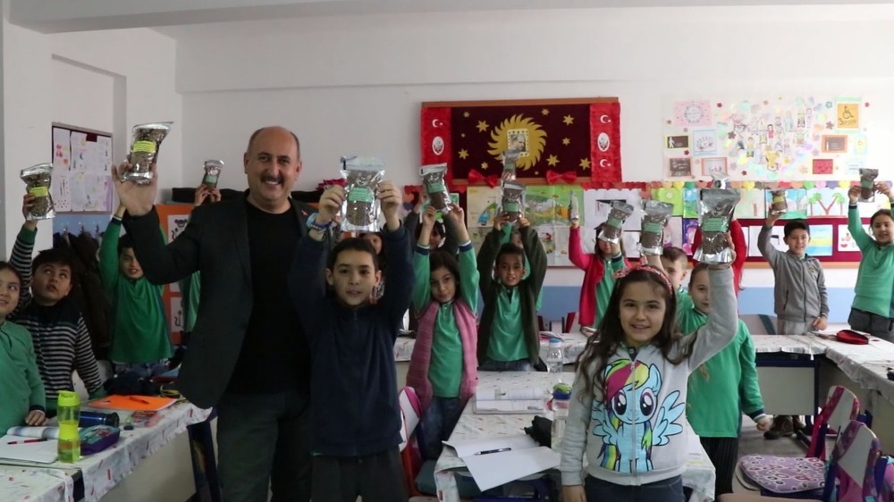 Öğrenciler, yeni yıl hediyelerini sokak hayvanlarına verecek 
