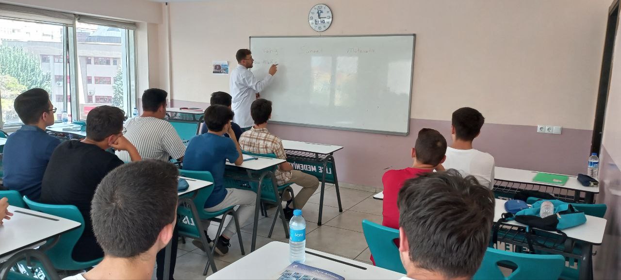 Öğrenciler YKS'ye Lise Medeniyet Akademileri “YKS Yaz Okulu” ile hazırlanıyor