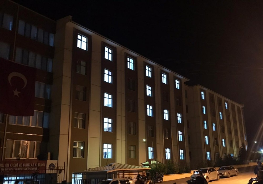 Öğrenciler yurdun ışıklarıyla TSK yazdı 
