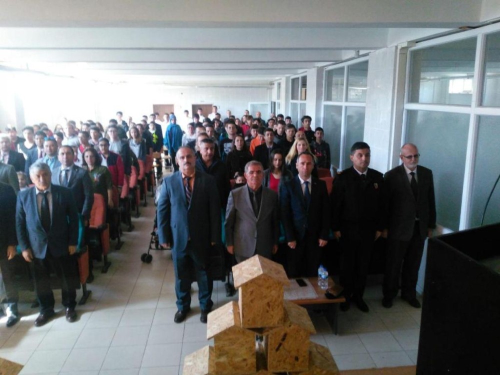 Öğrencilerden ağaçlara kuş evi 