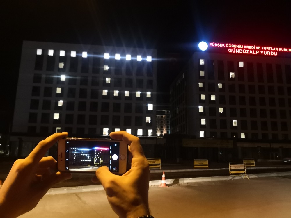 Öğrencilerden anlamlı etkinlik: Oda ışıklarıyla ’TSK’ yazdılar 